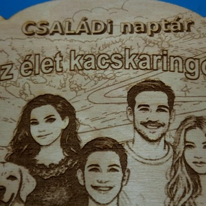 Családi öröknaptár, új funkciókkal. Fedezd fel! Rajzos változat. Ajándék évfordulóra, ünnepre szülőknek, családtagoknak. - otthon & életmód - dekoráció - fali és függő dekoráció - falinaptár & öröknaptár - Meska.hu