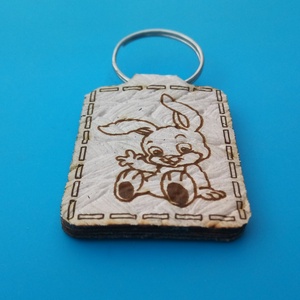 Húsvéti kulcstartó műbőr alappal, ülő, integető nyuszi mintával. , Táska & Tok, Kulcstartó & Táskadísz, Kulcstartó, Gravírozás, pirográfia, MESKA