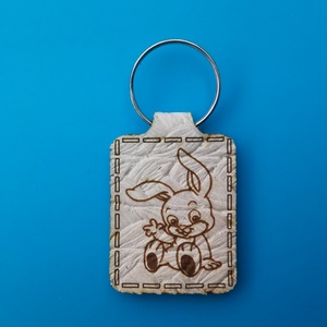 Húsvéti kulcstartó műbőr alappal, ülő, integető nyuszi mintával.  - táska & tok - kulcstartó & táskadísz - kulcstartó - Meska.hu