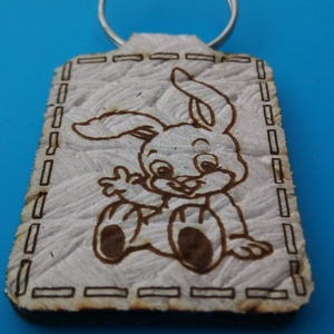 Húsvéti kulcstartó műbőr alappal, ülő, integető nyuszi mintával.  - táska & tok - kulcstartó & táskadísz - kulcstartó - Meska.hu