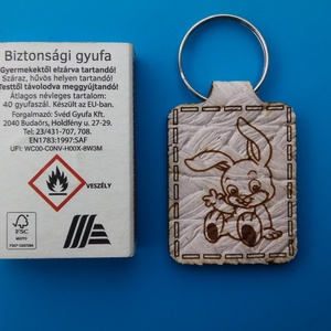 Húsvéti kulcstartó műbőr alappal, ülő, integető nyuszi mintával.  - táska & tok - kulcstartó & táskadísz - kulcstartó - Meska.hu