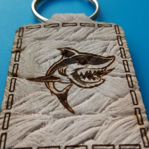 Cápa kulcstartó műbőr alappal. Félelmetes kulcsőrző a zsebdben. - táska & tok - kulcstartó & táskadísz - kulcstartó - Meska.hu