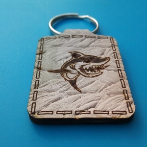 Cápa kulcstartó műbőr alappal. Félelmetes kulcsőrző a zsebdben., Táska & Tok, Kulcstartó & Táskadísz, Kulcstartó, Ékszerkészítés, Gravírozás, pirográfia, MESKA