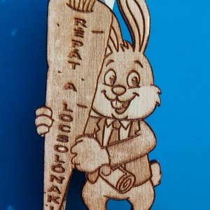 Húsvéti pénzátadó nyuszi. Gravírozott nyúl, locsólónak, fiúnak, rokonnak. Egyedi felirat lehetséges., Ünnepi díszek, dekorációk, Húsvéti díszek és dekorációk, Húsvéti pénzátadó, Gravírozás, pirográfia, MESKA