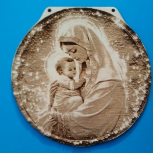 Mária gyermekkel. Húsvéti ajándék idősebbeknek, vallásos érzelműeknek. Gravírozott fa falikép. - Meska.hu