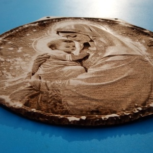 Mária gyermekkel. Húsvéti ajándék idősebbeknek, vallásos érzelműeknek. Gravírozott fa falikép. - otthon & életmód - dekoráció - kép & falikép - fából készült kép - Meska.hu