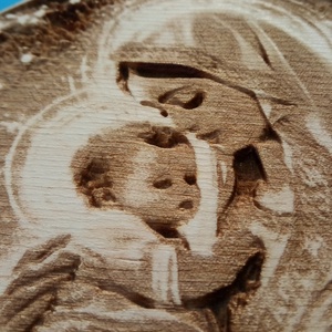 Mária gyermekkel. Húsvéti ajándék idősebbeknek, vallásos érzelműeknek. Gravírozott fa falikép. - otthon & életmód - dekoráció - kép & falikép - fából készült kép - Meska.hu