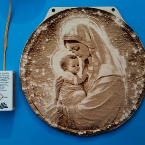 Mária gyermekkel. Húsvéti ajándék idősebbeknek, vallásos érzelműeknek. Gravírozott fa falikép. - otthon & életmód - dekoráció - kép & falikép - fából készült kép - Meska.hu