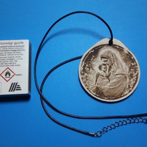 Gravírozott fa medál Szűz Mária és a kis Jézus ábrázolásával. Időseknek, vallásos érzelműeknek, hívőknek húsvéti ajándék - ékszer - nyaklánc - medálos nyaklánc - Meska.hu
