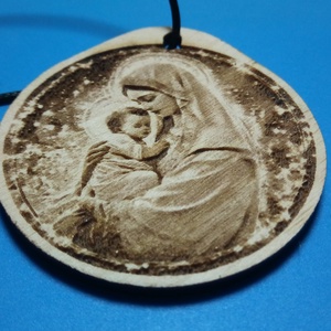 Gravírozott fa medál Szűz Mária és a kis Jézus ábrázolásával. Időseknek, vallásos érzelműeknek, hívőknek húsvéti ajándék - ékszer - nyaklánc - medálos nyaklánc - Meska.hu