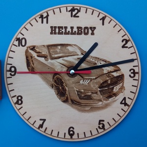 Húsvétra, ajándékba: HELLBOY mintás falióra. Ford Mustang rajongónak, veteránosnak., Otthon & Életmód, Dekoráció, Fali és függő dekoráció, Falióra & óra, Gravírozás, pirográfia, MESKA