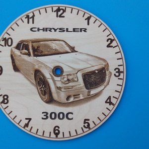 Húsvétra, ajándékba: Chrysler 300C mintás falióra. USA autó rajongónak, veteránosnak., Otthon & Életmód, Dekoráció, Fali és függő dekoráció, Falióra & óra, Gravírozás, pirográfia, MESKA