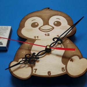 Pingvin falióra húsvétra, gyerkeszobába. Fiúnak, lánynak egyaránt szuper ajándék óra. - otthon & életmód - dekoráció - fali és függő dekoráció - falióra & óra - Meska.hu