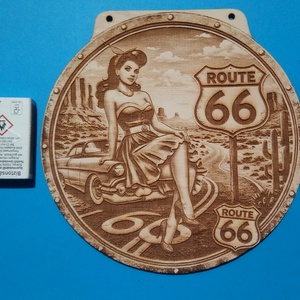 USA vastábla hangulatú gravírozott tábla, falikép, garázsba, nappaliba, műhelybe. ROUTE 66 csaj az autón - otthon & életmód - dekoráció - kép & falikép - fából készült kép - Meska.hu