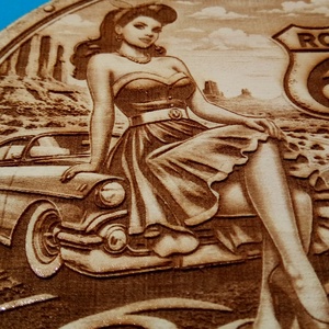 USA vastábla hangulatú gravírozott tábla, falikép, garázsba, nappaliba, műhelybe. ROUTE 66 csaj az autón - otthon & életmód - dekoráció - kép & falikép - fából készült kép - Meska.hu
