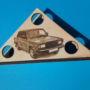 LADA 2107 mintás, gravírozott, nyírfa szalvétatartó. Ajándék asztalra, garázsba, autóstalálira, veteránosnak, ladásnak. - otthon & életmód - konyhafelszerelés, tálalás - tálalás - szalvétatartó, szalvétagyűrű - Meska.hu