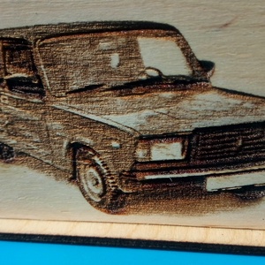 LADA 2107 mintás, gravírozott, nyírfa szalvétatartó. Ajándék asztalra, garázsba, autóstalálira, veteránosnak, ladásnak. - otthon & életmód - konyhafelszerelés, tálalás - tálalás - szalvétatartó, szalvétagyűrű - Meska.hu