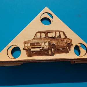 LADA 2106 mintás, gravírozott, nyírfa szalvétatartó. Ajándék asztalra, garázsba, autóstalálira, veteránosnak, ladásnak. - otthon & életmód - konyhafelszerelés, tálalás - tálalás - szalvétatartó, szalvétagyűrű - Meska.hu