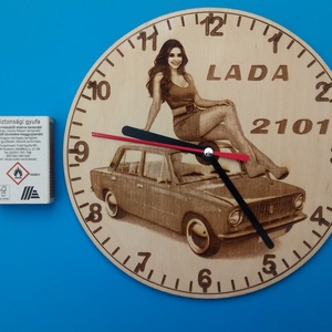 LADA 2101 mintás falióra, csajszival. Retró hangulatú kidolgozás. Ladás óra. - otthon & életmód - dekoráció - fali és függő dekoráció - falióra & óra - Meska.hu