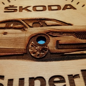 Skoda Superb IV mintás gravírozott ritka falióra. Óra, Skodásnak. 4 - otthon & életmód - dekoráció - fali és függő dekoráció - falióra & óra - Meska.hu