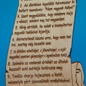 A hülyeség 10 biztos jele című, gravírozott, vicces(nek szánt), bölcselet pergamen tábla. - Meska.hu