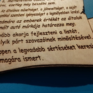 A hülyeség 10 biztos jele című, gravírozott, vicces(nek szánt), bölcselet pergamen tábla. - otthon & életmód - dekoráció - kép & falikép - táblakép - Meska.hu