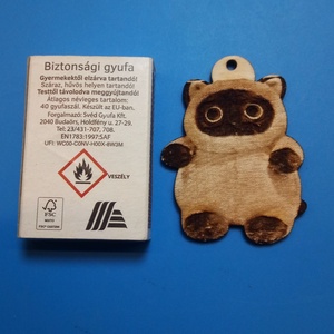 Nagyszemű kis szőrmók. Gravírozott karácsonyfadísz. Visszapillantóra, hátizsákra, táskára, gyerekszobába szekrényajtóra. - karácsony - karácsonyi lakásdekoráció - karácsonyfadíszek - Meska.hu