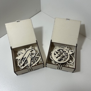 Karácsonyi díszdoboz díszekkel - karácsony - karácsonyi lakásdekoráció - karácsonyfadíszek - Meska.hu