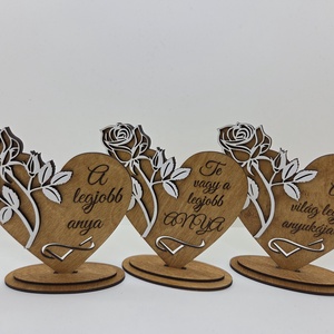 Anyák napjára - Fa gravírozott szív dísz rózsával � egyedi felirattal - otthon & életmód - virágdekoráció - virágdíszek - lézervágott virágdíszek - Meska.hu