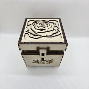 Fa doboz rózsa mintával - Meska.hu