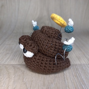 Holy Shit avagy Mr. Poop és a legyek, horgolt figura, 5 cm, plusz a kilógó részek - játék & sport - plüssállat & játékfigura - más figura - Meska.hu