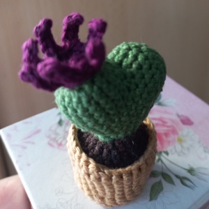 Amigurumi kaktusz szív, horgolt figura, 6,5 cm - otthon & életmód - dekoráció - virágdísz és tartó - csokor & virágdísz - Meska.hu