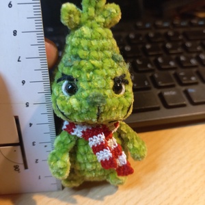 Bébi Grincs, horgolt figura, 10 cm - táska & tok - kulcstartó & táskadísz - kulcstartó - Meska.hu