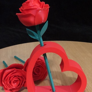 Örökrózsa szív alakú tartóban - anyák napi ajándék  - otthon & életmód - virágdekoráció - virágdíszek - dekor koszorúk, kopogtatók - Meska.hu