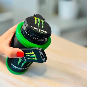 Monster energia ital szett - tartó, fedél, nyitó, Otthon & Életmód, Konyhafelszerelés, tálalás, Italos kellékek, Kulacsok, , Ez a masszív tartó kifejezetten a standard 500 ml-es Monster Energy dobozokhoz készült.

 A praktik..., MESKA