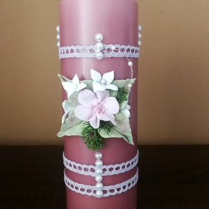 Mályva színű dekor-gyertya pink agyagvirágokkal (mindkét oldalán) és csipkével díszítve, Otthon & Életmód, Gyertya, illat, aroma, Gyertya, Gyurma, Mindenmás, MESKA