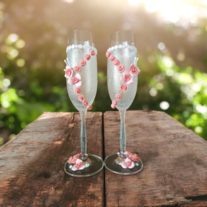 Egyedi esküvői pezsgőspoharak...  agyagvirágokkal díszítve !, Esküvő, Dekoráció, Tálalás, Mindenmás, Gyurma, MESKA