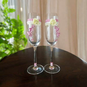 Egyedi esküvői pezsgőspoharak...  agyagvirágokkal díszítve !, Esküvő, Dekoráció, Tálalás, Mindenmás, Gyurma, MESKA