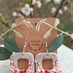 Virágos-ezüstös elegancia fülbevaló , Ékszer, Fülbevaló, Lógó fülbevaló, Ékszerkészítés, Gyurma, MESKA