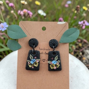 Fekete/kisvirágos elegancia fülbevaló , Ékszer, Fülbevaló, Lógó fülbevaló, Ékszerkészítés, Gyurma, MESKA