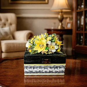 Antikolt ékszerdoboz,sárga-fehér agyagvirágokkal,selyemvirágokkaldíszítve ! - Meska.hu