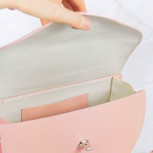 Babarózsaszín juhbőr crossbody - táska & tok - kézitáska & válltáska - vállon átvethető táska - Meska.hu