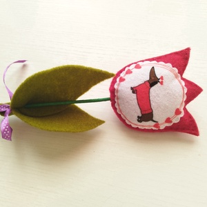 Cuki tacskó szíves körben filc tulipán  - otthon & lakás - dekoráció - virágdísz és tartó - csokor & virágdísz - Meska.hu