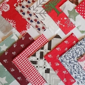 100 db Karácsony patchwork 8x8 cm pamutvászon csomag  - kellékek & szerszámok - méteráru - anyagcsomag - Meska.hu