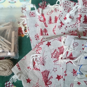 Adventi kalendárium naptár zsákocska piros juta 24 részes  - karácsony - adventi díszek - adventi naptár - Meska.hu