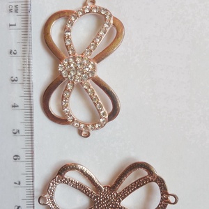 Rosegold rózsaarany masni összekötő fehér kövekkel  - kellékek & szerszámok - gyöngyfűzés kellékek - fém köztesek - Meska.hu