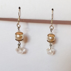 Gyöngy fülbevaló kis kristály virággal - ékszer - fülbevaló - lógó fülbevaló - Meska.hu Gyöngy fülbevaló kis kristály virággal - ékszer - fülbevaló - lógó fülbevaló - Meska.hu