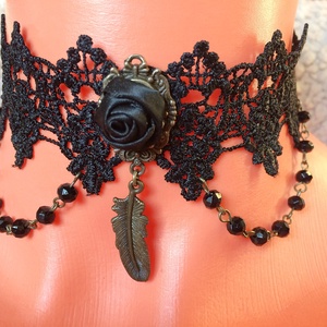 Fekete csipke nyakék rózsával és bronz toll függővel , Ékszer, Nyaklánc, Medálos nyaklánc, Ékszerkészítés, MESKA