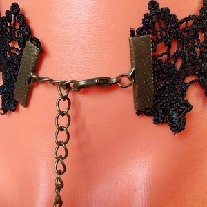 Fekete csipke nyakék rózsával és bronz toll függővel  - ékszer - nyaklánc - medálos nyaklánc - Meska.hu