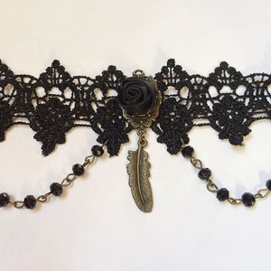 Fekete csipke nyakék rózsával és bronz toll függővel  - ékszer - nyaklánc - medálos nyaklánc - Meska.hu